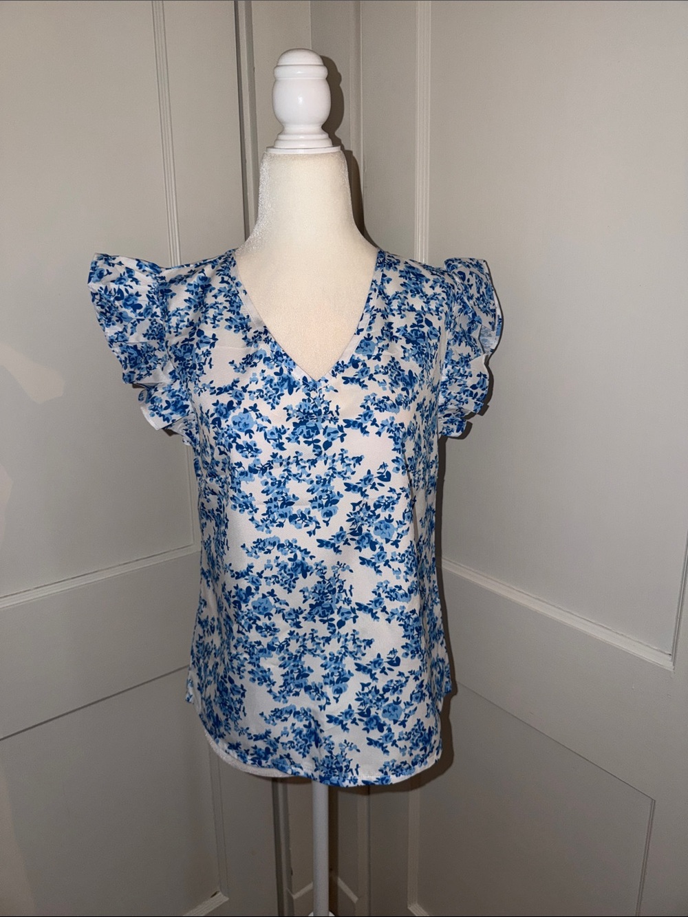 ⭐️ 3/$15 Women’s Blue White Floral V-Neck Top Ruffle Sleeves Small